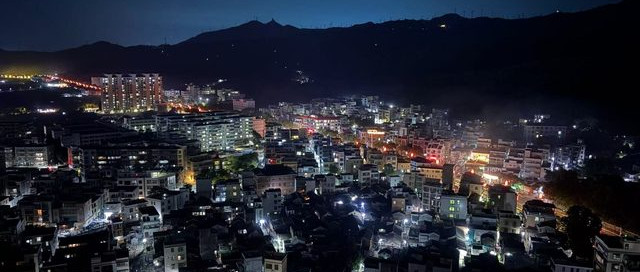 山城夜色里，远处那几架风车还醒着